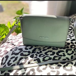 cute small michael kors in great condition, no flaws or anything!